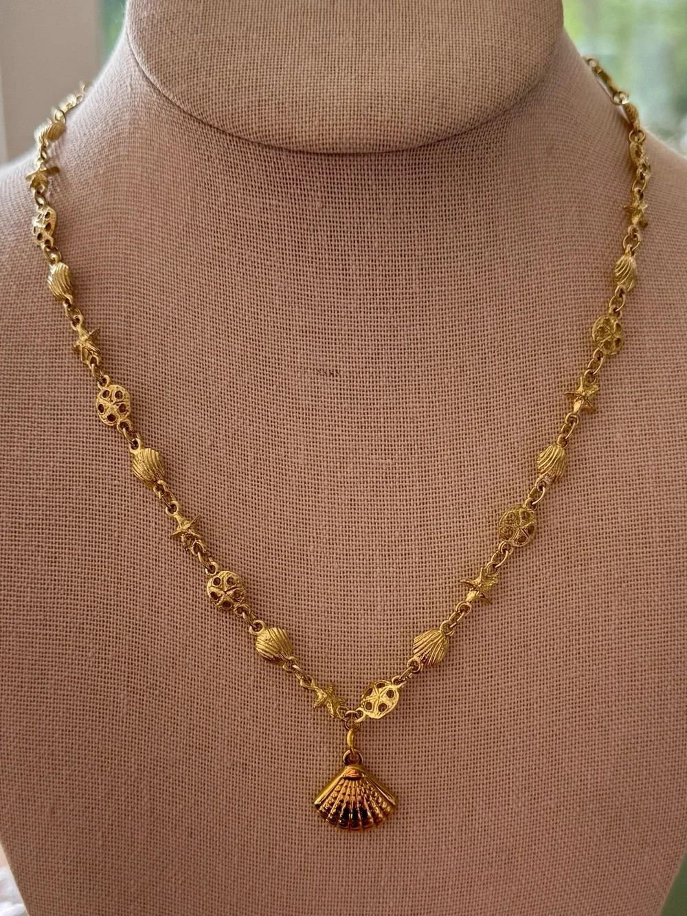 Gold ๐๏ธSea Shell ๐ Necklace with Pendant ๐ - Picture 2 of 6